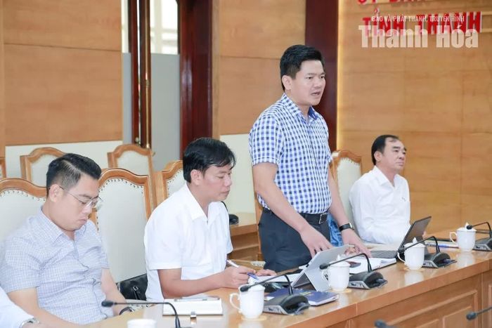 Đại diện lãnh đạo xã Hoằng Tiến báo cáo tại hội nghị.