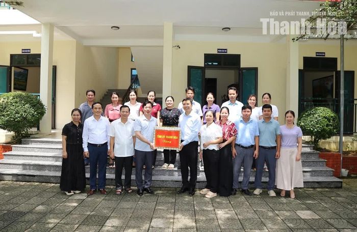 Phó Bí thư Thường trực Tỉnh ủy Nguyễn Hồng Phong trao quà của Tỉnh ủy tặng Trường Phổ thông Dân tộc Nội trú THCS Lang Chánh.