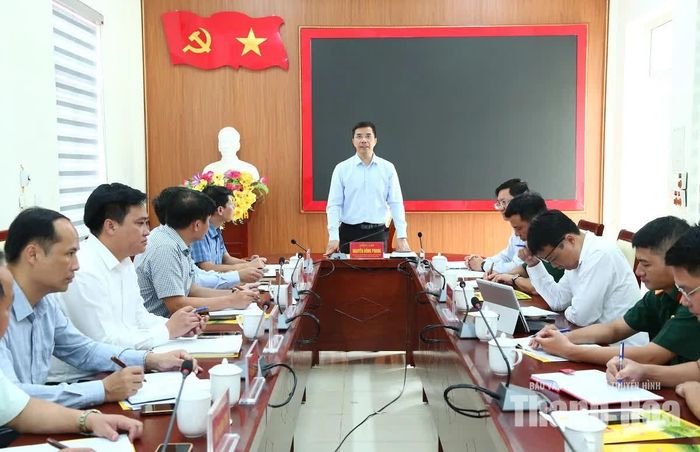 Phó Bí thư Thường trực Tỉnh ủy Nguyễn Hồng Phong phát biểu tại buổi làm việc với cán bộ chủ chốt xã Yên Thắng.