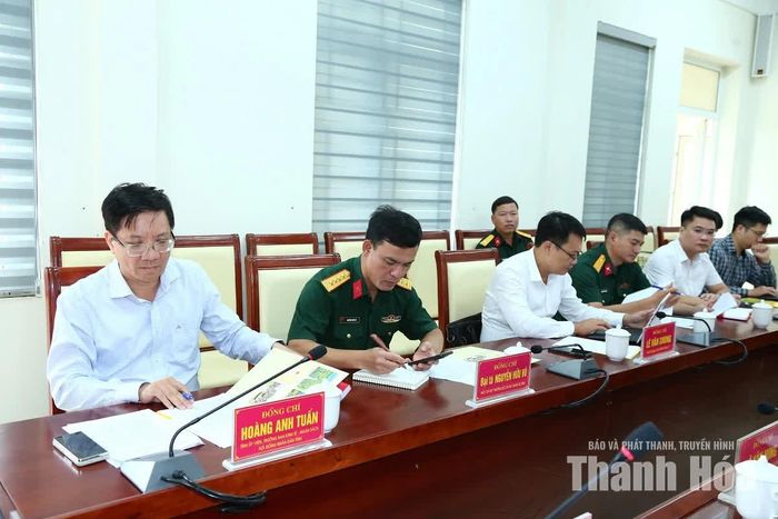 Các đại biểu dự buổi làm việc.