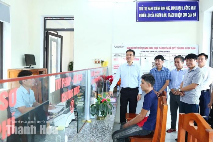 Phó Bí thư Thường trực Tỉnh ủy Nguyễn Hồng Phong thăm, kiểm tra hoạt động của Trung tâm Phục vụ hành chính công xã Yên Thắng.