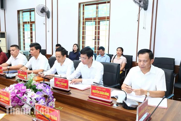 Các đại biểu dự buổi làm việc.