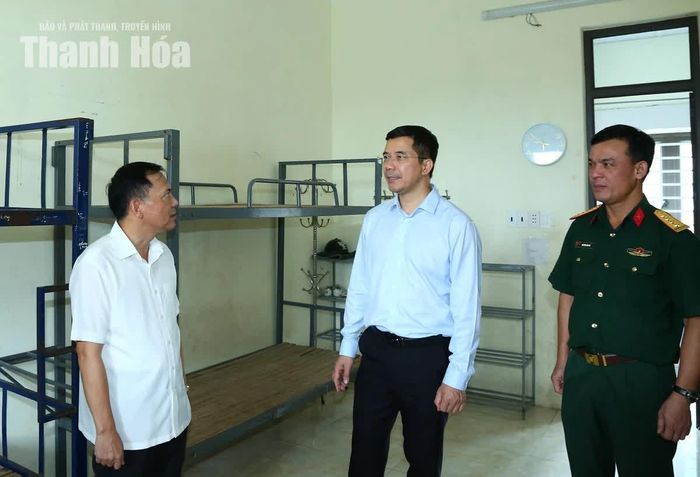 Phó Bí thư Thường trực Tỉnh ủy Nguyễn Hồng Phong kiểm tra điều kiện cơ sở vật chất tại Trường Phổ thông Dân tộc Nội trú THCS Lang Chánh.