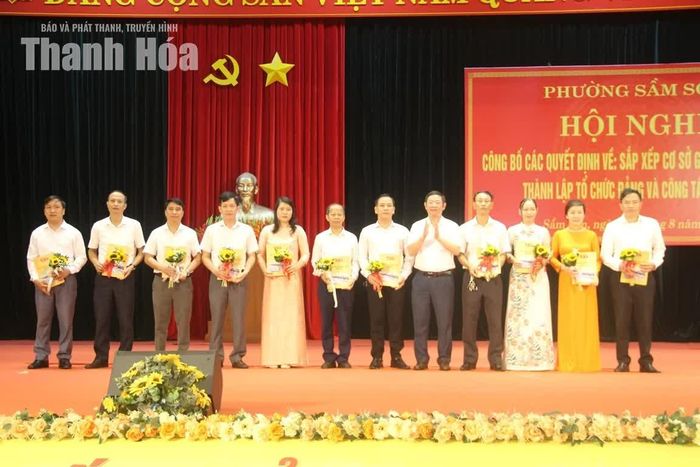 Đại diện lãnh đạo phường Sầm Sơn trao quyết định bổ nhiệm cán bộ lãnh đạo, quản lý các nhà trường.