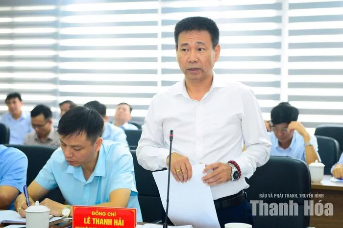 Lãnh đạo Ban Quản lý dự án Đầu tư xây dựng các công trình dân dụng và công nghiệp tỉnh Thanh Hoá báo cáo tại buổi làm việc. Ảnh: Hoàng Đông