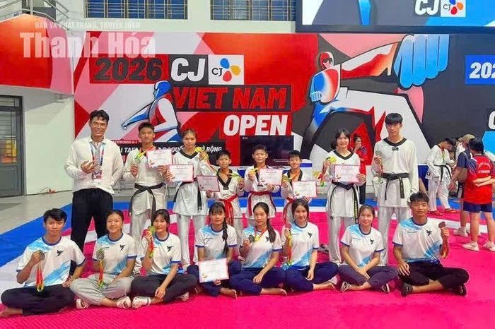 VĐV Bùi Mai Phương (ngồi thứ 3 từ trái sang) cùng Huấn luyện viên Nguyễn Văn Hùng và VĐV trẻ Bộ môn Taekwondo. Ảnh: NVCC