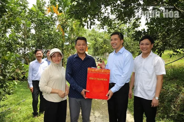 Phó Bí thư Thường trực Tỉnh ủy Nguyễn Hồng Phong trao quà của Tỉnh ủy tặng hộ gia đình tiêu biểu trong phát triển mô hình trang trại tổng hợp VAC tại xã Đồng Lương.