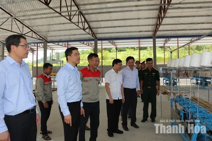 Phó Bí thư Thường trực Tỉnh ủy Nguyễn Hồng Phong thăm Nhà máy tre luồng Tân Phúc.