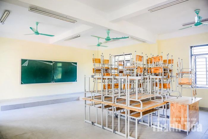 Phòng học đã sẵn sàng đón các em học sinh vào năm học mới.