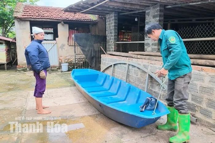 Vợ chồng ông Nguyễn Trọng Mão kiểm tra lại thuyền để sẵn sàng ứng phó khi mưa lũ xảy ra.
