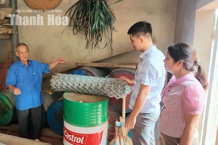 Kho vật tư của gia đình ông Trương Hữu luôn sẵn sàng các phương tiện phòng, chống bão lụt.