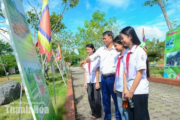 Học sinh hào hứng tham quan trưng bầy tại Di sản Văn hóa Thế giới Thành nhà Hồ.