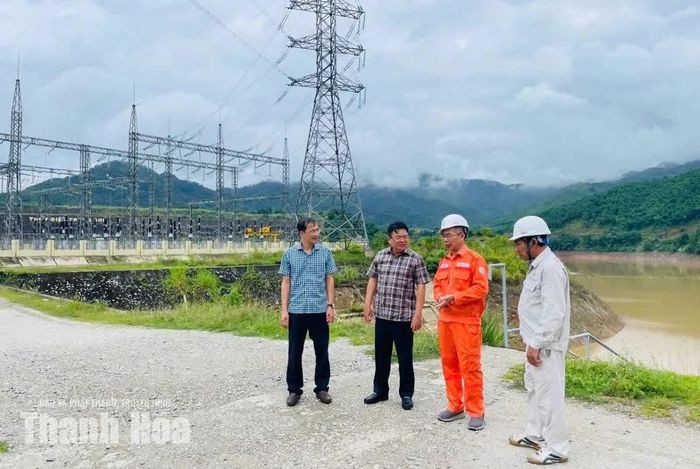 Đoàn kiểm tra chấp hành các quy định về quản lý an toàn đập, vận hành hồ chứa tại Nhà máy Thủy điện Trung Sơn.
