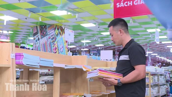 Đi tìm rất nhiều nhà sách, anh Nguyễn Minh Tiến vẫn không thể mua đủ bộ SGK lớp 4 cho con.