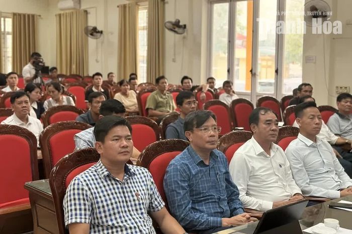 Lãnh đạo các xã, doanh nghiệp và Nhân dân tham gia hội nghị