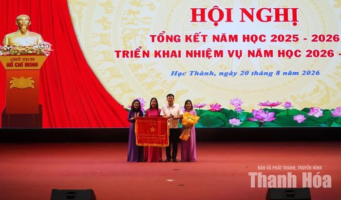 Lãnh đạo Sở Giáo dục và Đào tạo trao Cờ thi đua của Chính phủ cho Trường Tiểu học Minh Khai I.