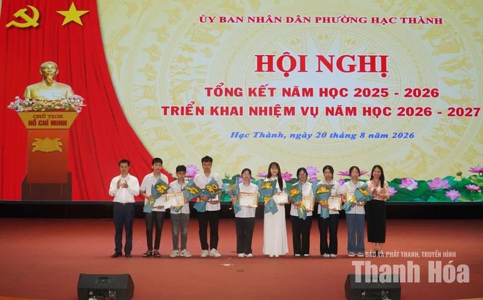 Lãnh đạo phường Hạc Thành trao Giấy khen cho các em học sinh đạt thủ khoa kỳ thi tuyển sinh vào lớp 10 THPT.