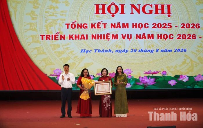 Lãnh đạo phường Hạc Thành trao Bằng khen của Thủ tướng Chính phủ cho Trường Mầm non Ba Đình.