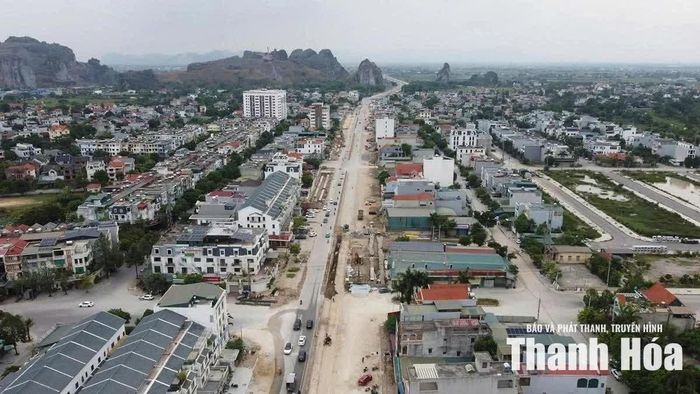 Các nhà thầu đang tổ chức nhiều mũi thi công Dự án mở rộng Đại lộ Lê Lợi, đoạn từ ngã tư Phú Sơn đến cầu Đống để phục vụ nhu cầu đi lại của người dân. Ảnh: Phong Sắc