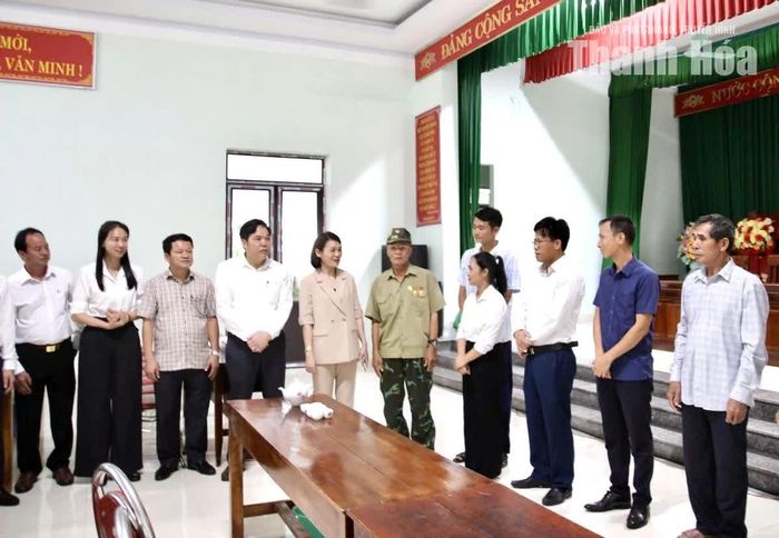 Phó Chủ tịch Thường trực Ủy ban MTTQ tỉnh Đỗ Thị Toán kiểm tra thực tế tại nhà văn hoá thôn Phù Hưng, xã Yên Trường.
