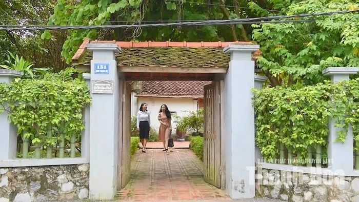 Bao quanh ngôi nhà là hàng rào với nhiều loại cây, tạo nên một không gian vừa xanh mát, vừa gợi nhớ hình ảnh những làng quê Bắc bộ và Bắc Trung bộ xưa.