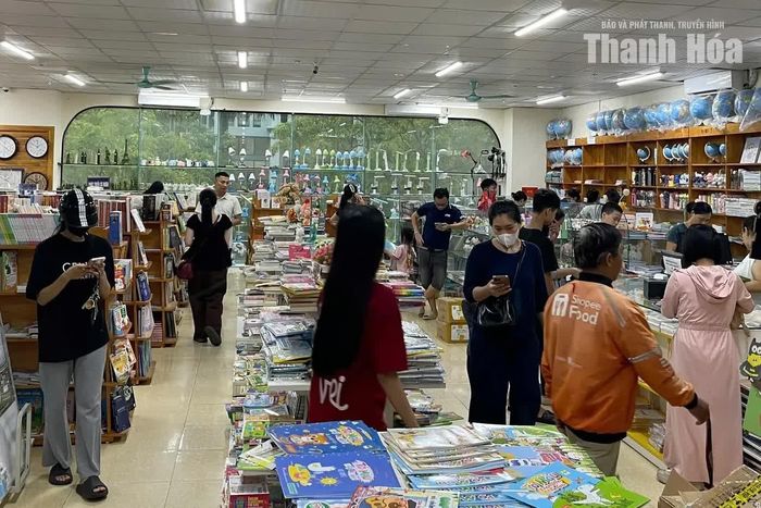 Lượng người mua sách giáo khoa, học cụ vẫn rất đông tại các cửa hàng.