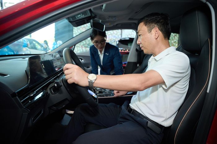 Thị trường xe Việt đang chứng kiến màn rượt đuổi hạ giá ở mọi phân khúc khiến nhiều người tiêu dùng đứng trước tâm lý chờ giảm giá sâu nhất.
