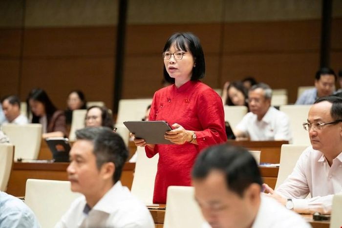Đại biểu Nguyễn Thị Việt Nga - Đoàn ĐBQH TP Hải Phòng đóng góp ý kiến tại phiên họp. Ảnh: Quốc hội.