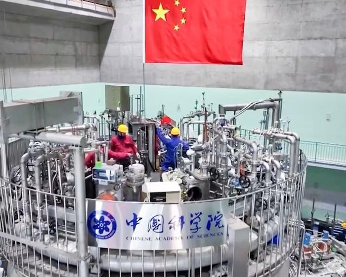 “Mặt Trời nhân tạo” của Trung Quốc, tên thường gọi của cơ sở Tokamak siêu dẫn tiên tiến thực nghiệm (EAST), hướng tới việc tạo ra các điều kiện cần thiết cho năng lượng nhiệt hạch. Ảnh: CNA