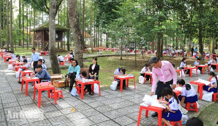 Các thí sinh tham dự Hội thi vẽ tranh.