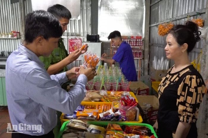 Kiểm tra công tác đảm bảo an toàn thực phẩm tại các căn tin trường học trên địa bàn xã Thoại Sơn. Ảnh: PHƯƠNG LAN