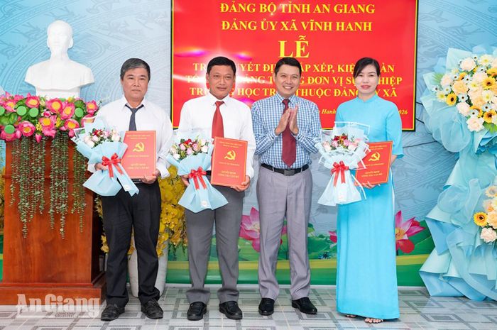 Bí thư Đảng ủy, Chủ tịch HĐND xã Vĩnh Hanh Hồ Trường Huấn trao quyết định thành lập chi bộ.
