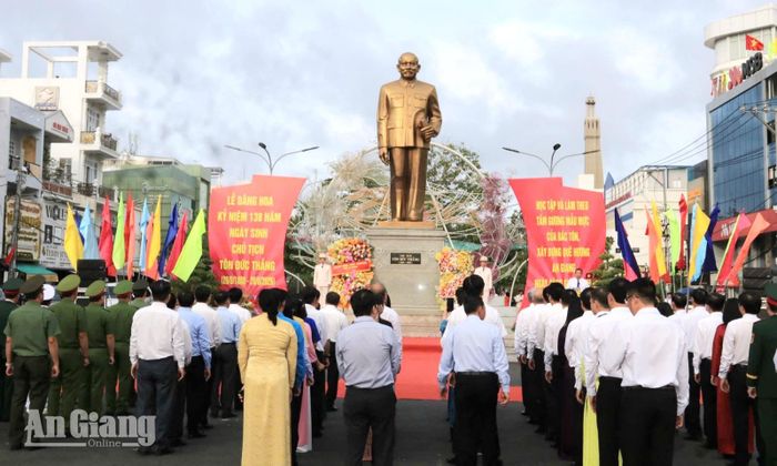 Lãnh đạo tỉnh An Giang và các đại biểu dâng hoa tại Tượng đài Chủ tịch Tôn Đức Thắng (phường Long Xuyên).
