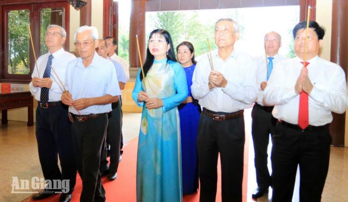 Các đồng chí lãnh đạo, nguyên lãnh đạo tỉnh An Giang dâng hoa, dâng hương tại Đền thờ Chủ tịch Tôn Đức Thắng.