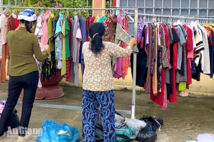 Người dân lựa chọn quần áo tại gian hàng 0 đồng.