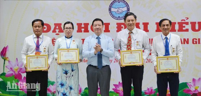 Lãnh đạo Liên hiệp Các tổ chức hữu nghị Việt Nam trao tặng Kỷ niệm chương “Vì hòa bình, hữu nghị giữa các dân tộc” cho các cá nhân tiêu biểu.