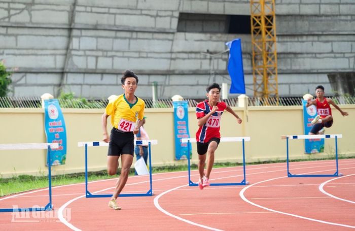 Các vận động viên thi đấu chung kết nội dung chạy tiếp sức 4 x 400m nam.