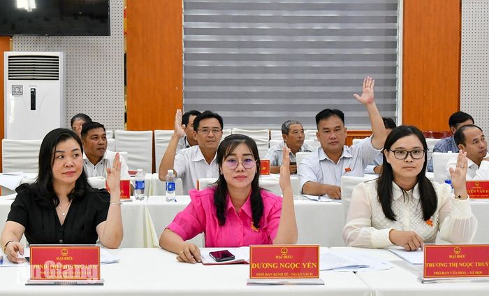 Các đại biểu biểu quyết thông qua nghị quyết tán thành chủ trương thành lập phường Hòn Đất.