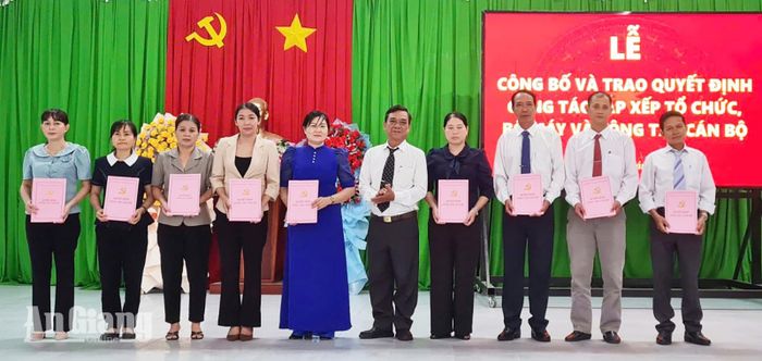 Bí thư Đảng ủy, Chủ tịch HĐND phường Chi Lăng Phan Thành Dũng trao quyết định thành lập các trường và chi bộ mới.