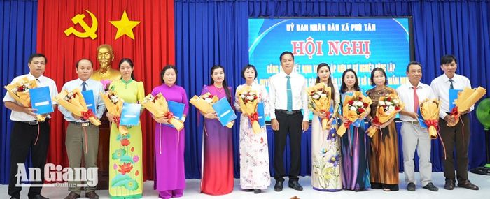 Lãnh đạo xã Phú Tân trao quyết định thành lập các trường và điều động, bổ nhiệm cán bộ lãnh đạo, quản lý.