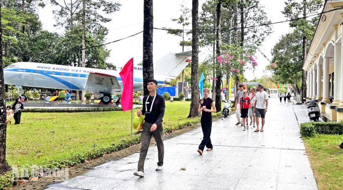 Du khách hòa vào không khí kỷ niệm trên quê hương Bác Tôn.
