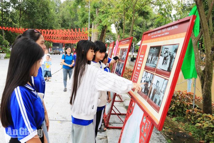 Học sinh tham quan, tìm hiểu tư liệu tại Nhà trưng bày.