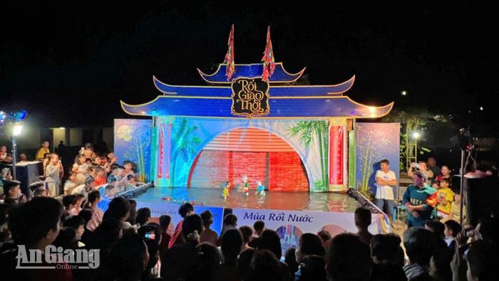 Người dân xem múa rối nước.