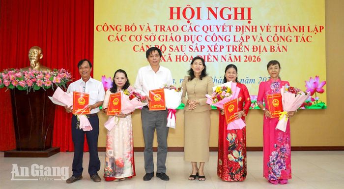 Phó Bí thư Thường trực Đảng ủy, Chủ tịch HĐND xã Hòa Điền Nguyễn Thị Mỹ Nhung trao quyết định thành lập Trường Tiểu học và THCS Hòa Điền.