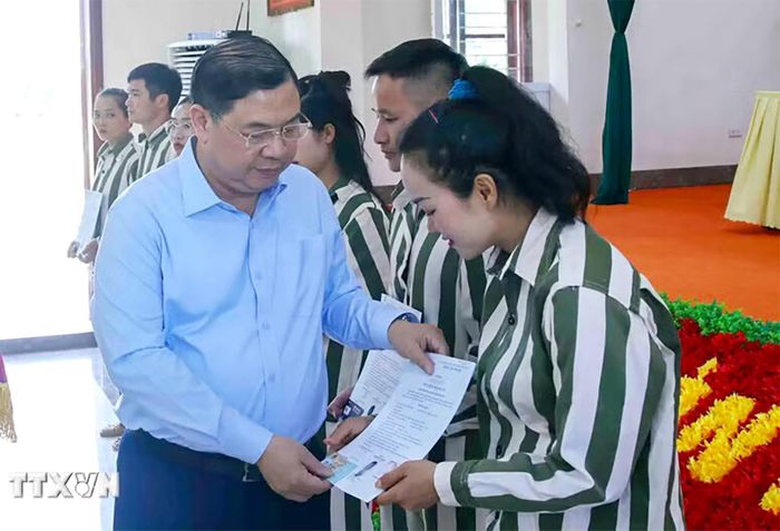 Phó Thủ tướng Thường trực Phạm Gia Túc trao Quyết định đặc xá năm 2026 của Chủ tịch nước cho các phạm nhân được đặc xá, ngày 1/6/2026. (Ảnh: Phạm Kiên/TTXVN)