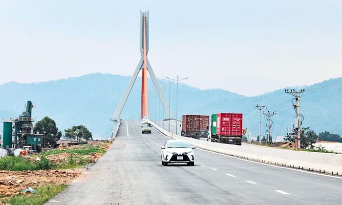 Phương tiện lưu thông qua cầu Đồng Việt.