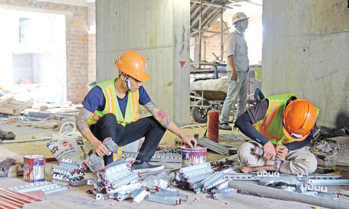  Công nhân thi công hạng mục phòng cháy tại dự án nhà ở xã hội số 2, Khu đô thị phía Nam phường Bắc Giang. 