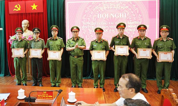  Đại tá Trần Thế Cường trao Giấy khen của Giám đốc Công an tỉnh Bắc Ninh cho các tập thể, cá nhân xuất sắc. 