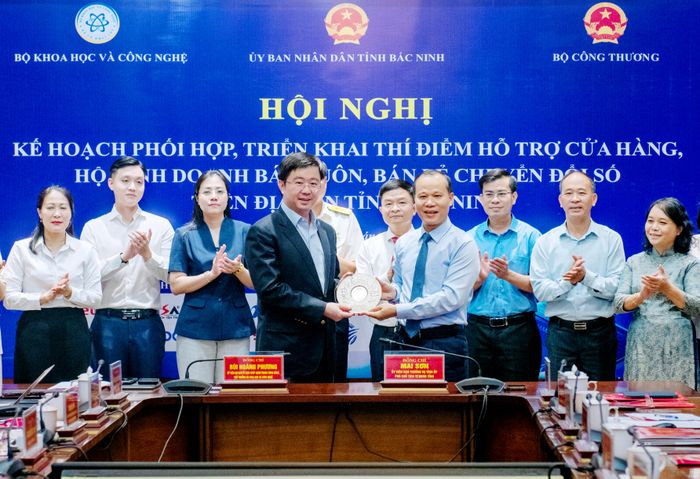 Phó Chủ tịch Thường trực UBND tỉnh Mai Sơn tặng Thứ trưởng Bùi Hoàng Phương đĩa di sản tỉnh Bắc Ninh.