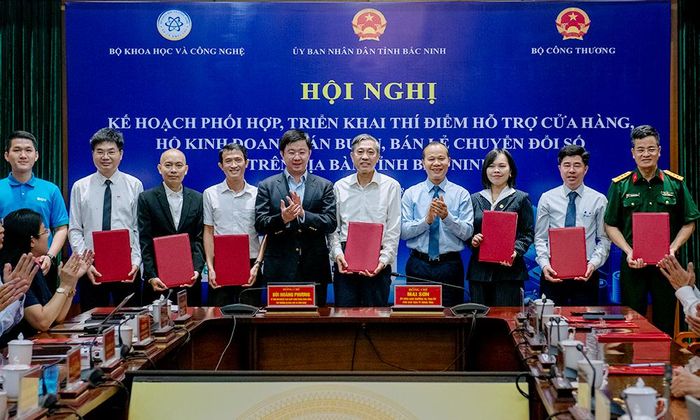 Lãnh đạo Bộ Khoa học và Công nghệ, UBND tỉnh Bắc Ninh trao thỏa thuận hợp tác cho các doanh nghiệp đồng hành hỗ trợ cửa hàng, hộ kinh doanh bán buôn, bán lẻ chuyển đổi số.